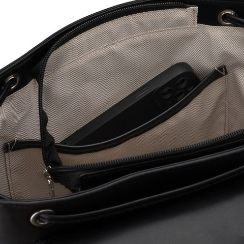 Czarny, niewielki plecak damski ze skóry ekologicznej wyposażony w nóżki ochronne - Rovicky