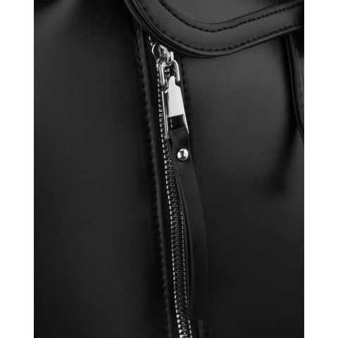 Czarny, niewielki plecak damski ze skóry ekologicznej wyposażony w nóżki ochronne - Rovicky