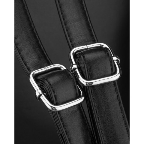 Czarny, niewielki plecak damski ze skóry ekologicznej wyposażony w nóżki ochronne - Rovicky