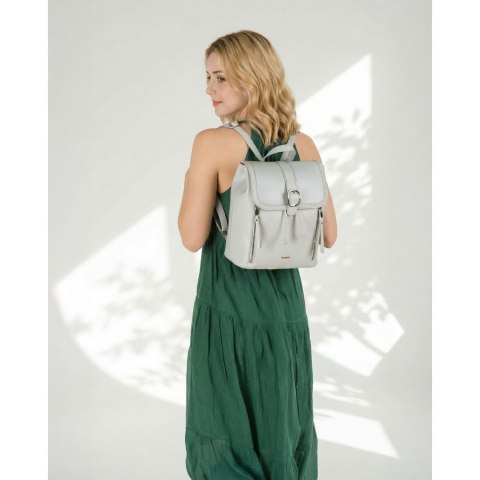 Pojemny plecak damski ze skóry ekologicznej w szarym kolorze wyposażony w nóżki ochronne - Rovicky