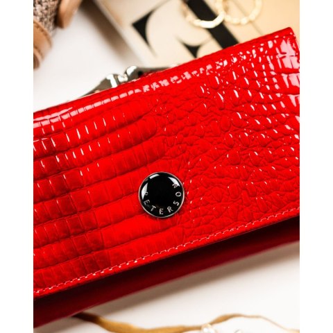 Portfel damski ze skóry naturalnej w czerwonym kolorze zamykany na zatrzask i bigiel - Peterson