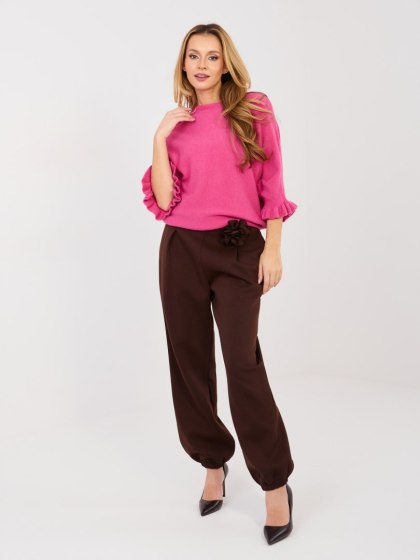 Czekoladowe dresowe spodnie damskie z kwiatową broszką ITALY MODA