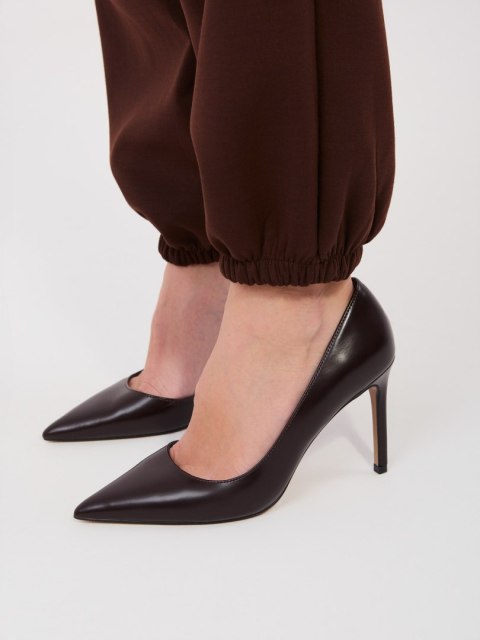 Casualowe czekoladowe spodnie dresowe damskie – stylizacja