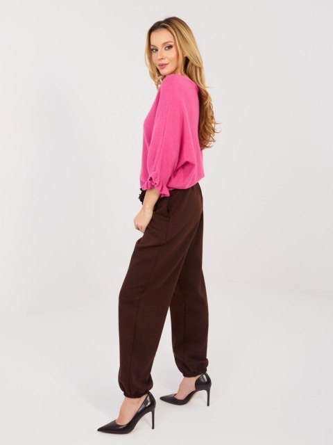 Casualowe czekoladowe spodnie dresowe damskie – stylizacja