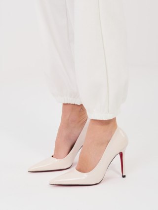 Ecru spodnie dresowe damskie joggery ITALY MODA z kwiatową broszką