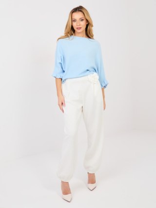 Ecru spodnie dresowe damskie joggery ITALY MODA z kwiatową broszką