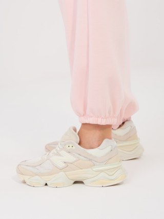 Pastelowe różowe spodnie dresowe damskie joggery ITALY MODA z broszką