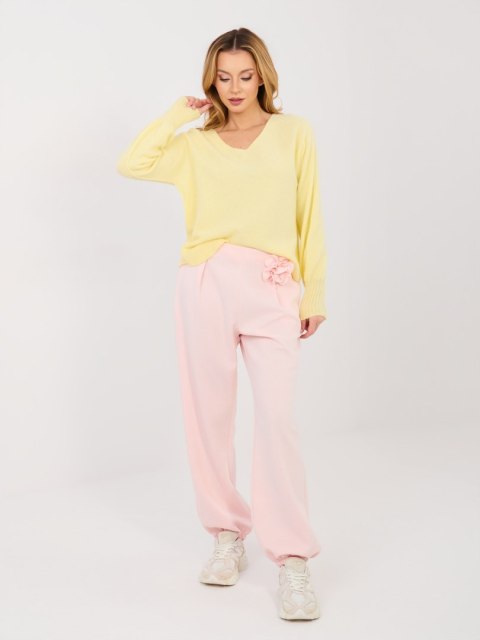 Spodnie dresowe ITALY MODA pastelowy róż z ozdobną broszką