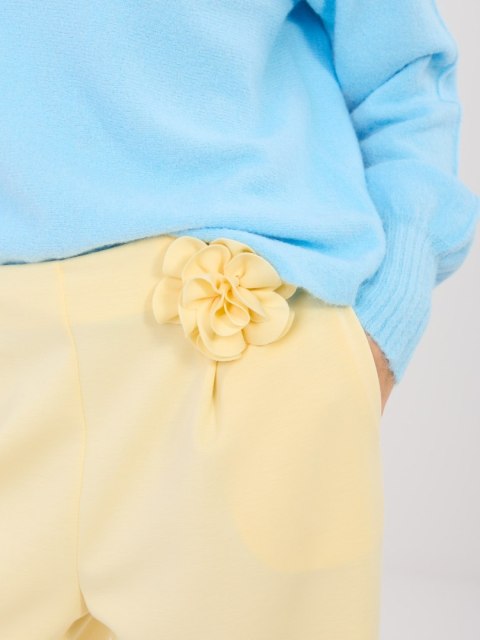 Eleganckie joggery damskie w pastelowym żółtym kolorze