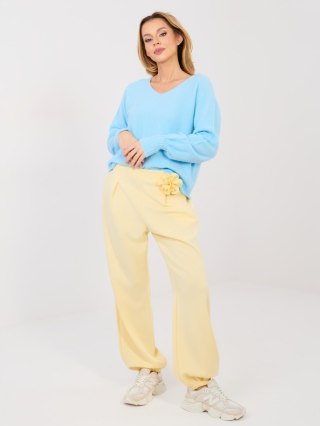 Pastelowe żółte spodnie dresowe damskie joggery ITALY MODA z broszką