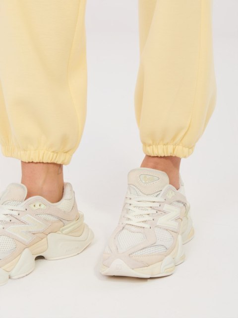 Spodnie dresowe damskie ITALY MODA z ozdobną broszką