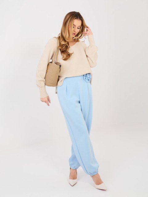 Pastelowe niebieskie spodnie dresowe damskie joggery z broszką ITALY MODA