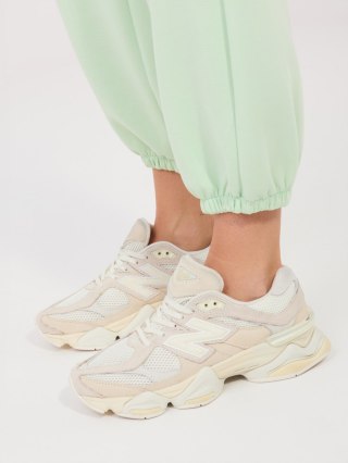 Pastelowe zielone dresowe spodnie damskie bez zapięcia z broszką ITALY MODA