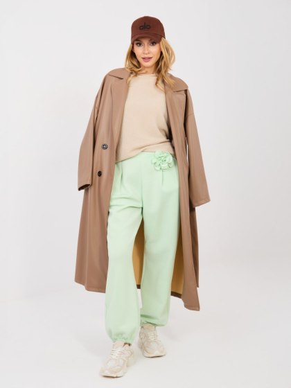 Pastelowe zielone dresowe spodnie damskie bez zapięcia z broszką ITALY MODA