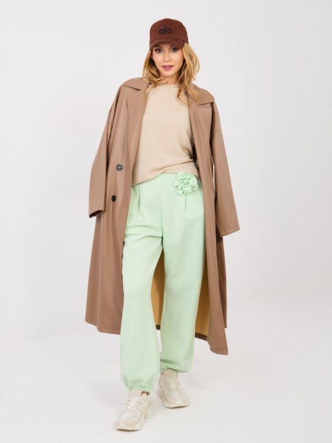 Pastelowe zielone spodnie dresowe damskie joggery z broszką ITALY MODA