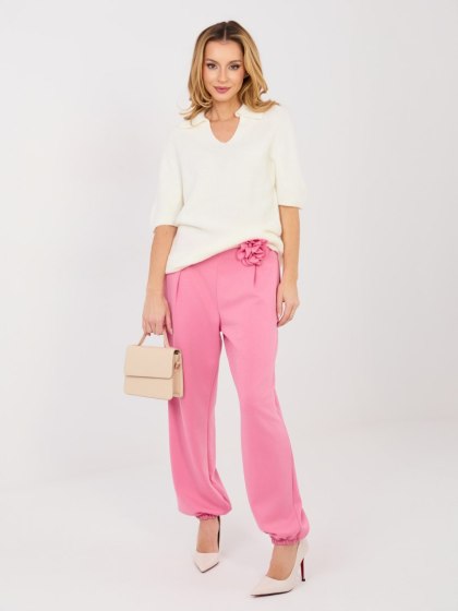 Różowe spodnie dresowe damskie joggery ITALY MODA z broszką