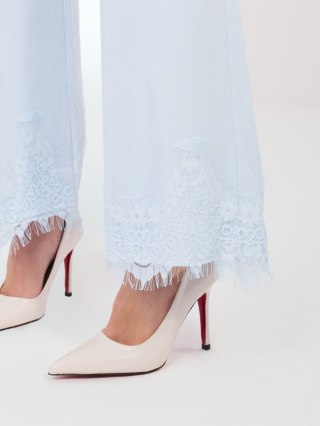 Jasnoniebieskie jeansy damskie wide leg z kieszeniami i koronką RUE PARIS