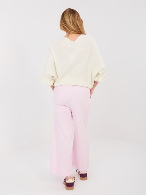 Casualowe jasnoróżowe jeansy damskie wide leg – stylizacja codzienna