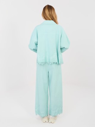 Miętowe jeansowe spodnie damskie wide leg z koronką RUE PARIS
