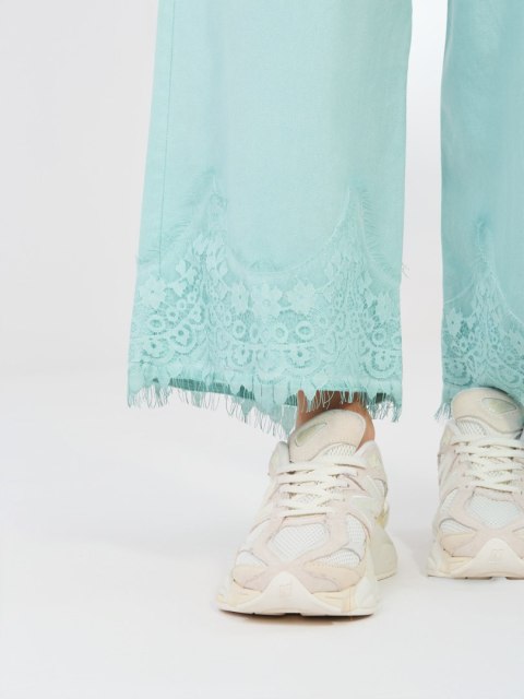 Casualowe miętowe jeansy damskie wide leg – stylizacja codzienna