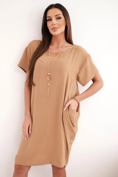 Sukienka camelowa oversize z krótkim rękawem i kieszeniami