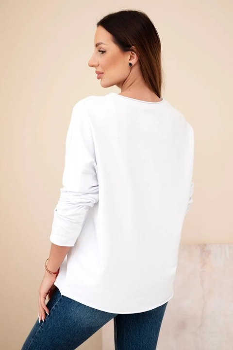 Bawełniana bluzka damska z haftowanymi kwiatami i dekoltem V – biała z niebieskim haftem