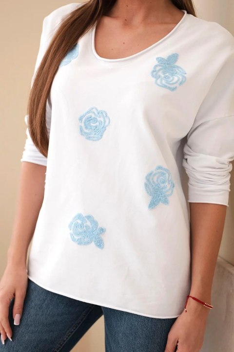 Bawełniana bluzka damska z haftowanymi kwiatami i dekoltem V – biała z niebieskim haftem