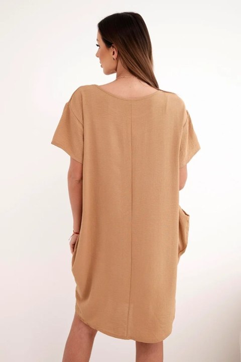 Camelowa sukienka damska z kieszeniami i wisiorkiem – włoska produkcja