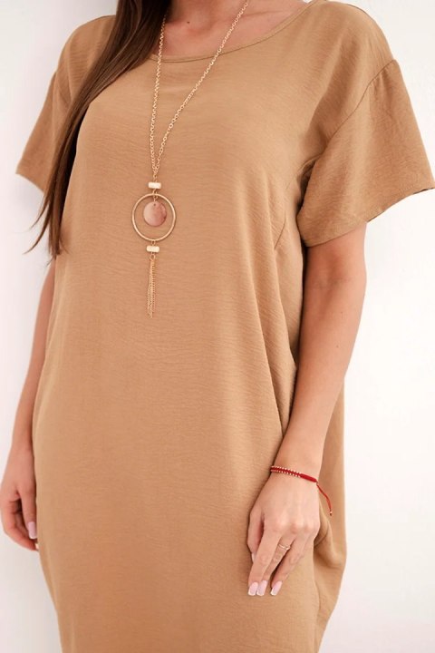 Camelowa sukienka damska z kieszeniami i wisiorkiem – włoska produkcja