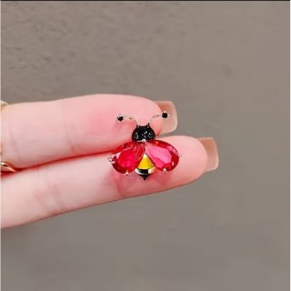 Broszka ozdobna - czerwony Owad BZ230