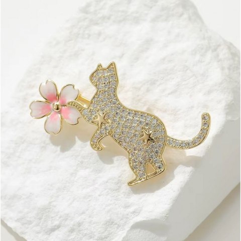 Broszka ozdobna emaliowana - kotek z kwiatkiem BZ211