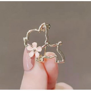 Broszka ozdobna emaliowana - piesek z kwiatkiem BZ210