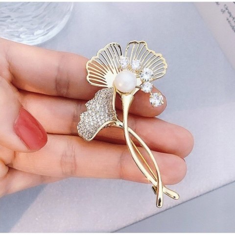 Broszka ozdobna - miłorząb z cyrkoniami i perłą BZ215