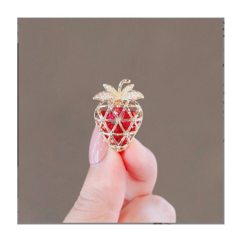 Broszka ozdobna - złota delikatna TRUSKAWKA BZ236