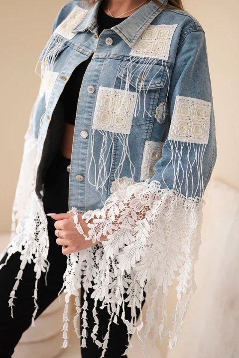Kurtka jeansowa damska bawełniana z frędzlami i koronką w stylu boho jasno jeansowa