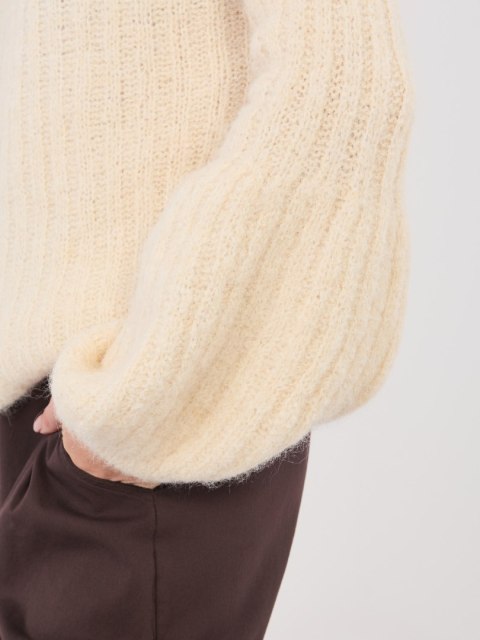 Modny sweter oversize z domieszką wełny