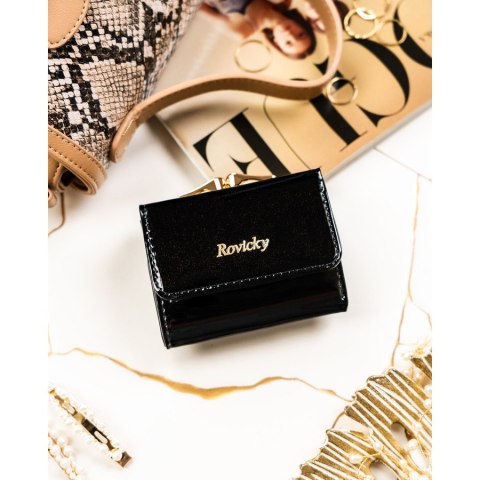 Czarny, mały portfel damski ze skóry naturalnej zamykany na bigiel i zatrzask - Rovicky