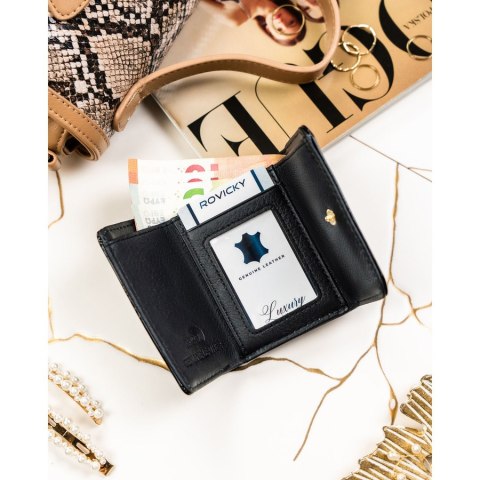 Czarny, mały portfel damski ze skóry naturalnej zamykany na bigiel i zatrzask - Rovicky