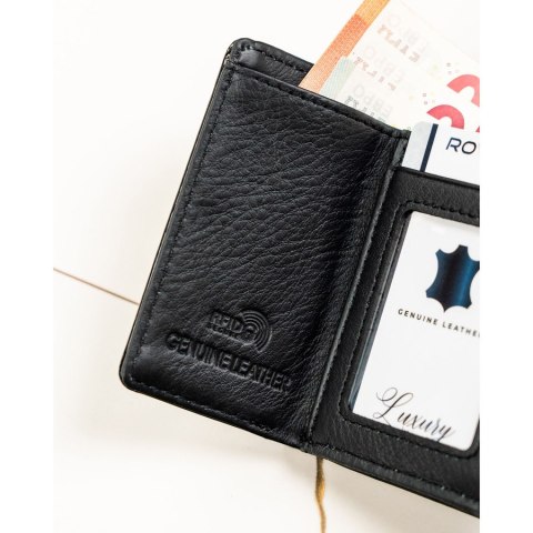 Czarny, mały portfel damski ze skóry naturalnej zamykany na bigiel i zatrzask - Rovicky