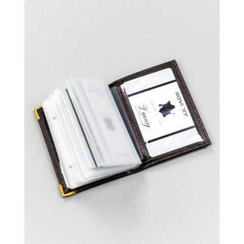 Brązowe etui na karty wykonane ze skóry naturalnej