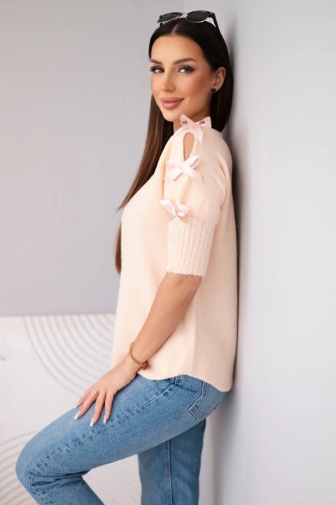 Sweter damski z krótkim rękawem i ozdobnymi kokardkami łososiowy