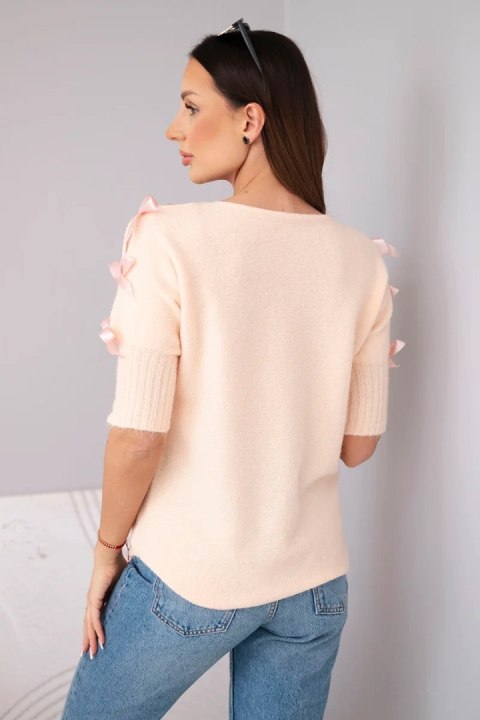 Sweter damski z krótkim rękawem i ozdobnymi kokardkami łososiowy