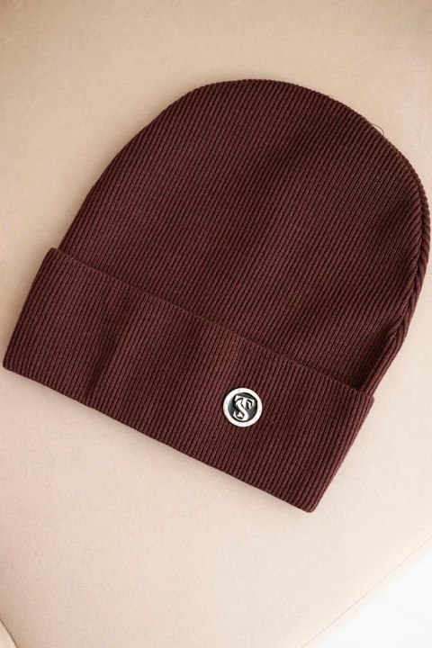 Czapka damska prążkowana z modalu i wiskozy z ozdobnym guzikiem brązowa