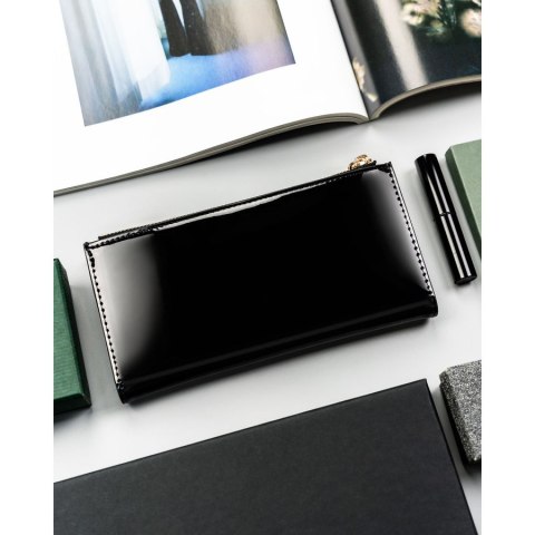 Czarny, duży portfel damski ze skóry ekologicznej zamykany suwakiem i zatrzaskiem - Rovicky