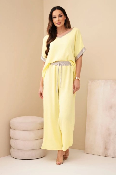 elegancki żółty komplet damski Made in Italy na modelce