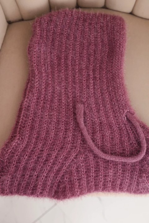 Czapka kaptur damski z delikatnym splotem z troczkami fioletowy