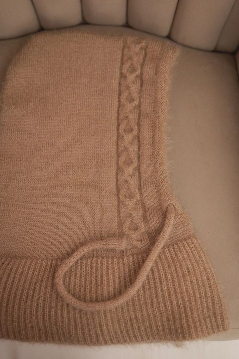 Czapka kaptur damski z wiązaniem i warkoczowym splotem camelowa