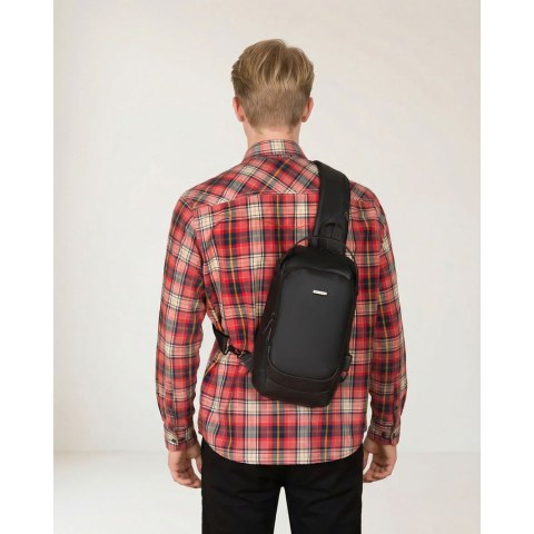 Czarna saszetka męska na ramię wykonana ze skóry ekologicznej - Rovicky