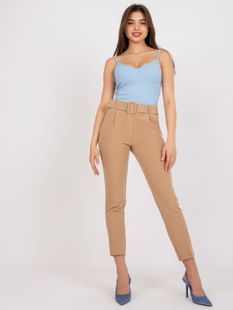 Camelowe eleganckie spodnie damskie ITALY MODA Giulia z paskiem