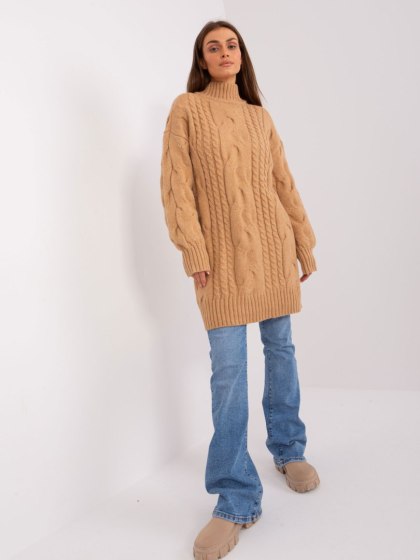 Camelowa sukienka dzianinowa oversize z golfem